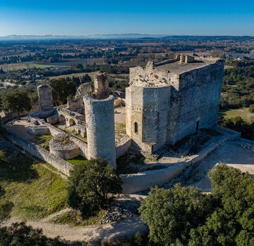 Photo de Le chateau , la colline et les grottes de Thouzon